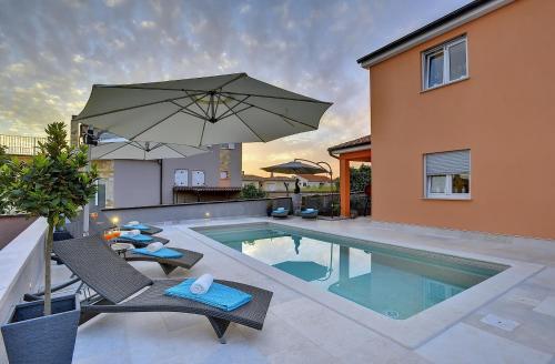 Top Villa mit privatem Pool, WLAN, Sonnenliegen, Terrasse und eigenem Grillbereich