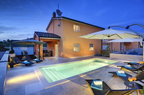 Top Villa mit privatem Pool, WLAN, Sonnenliegen, Terrasse und eigenem Grillbereich, Pula (fotografie 4)