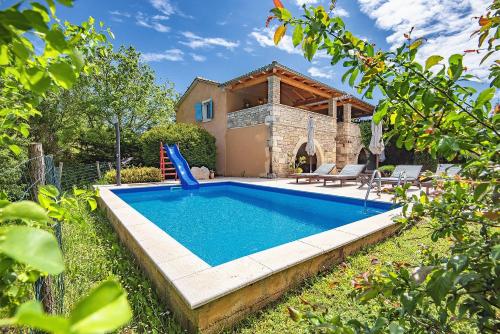 Sonnige Villa mit privatem Pool, WLAN, Klima, Garten und Grill