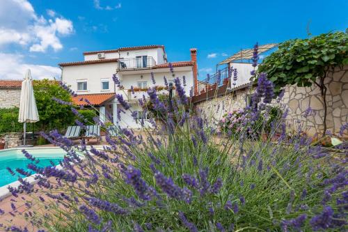 Gemütliche Villa mit privatem Pool, Klima, WLAN, Terrasse und Grill