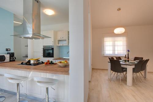 Villa mit privatem Pool, WLAN, Klima, Sonnenterrasse und Grill, Vodnjan (Foto 9)