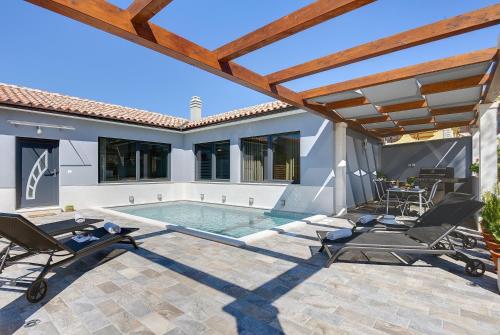 Villa mit privatem Pool, WLAN, Klima, Sonnenterrasse und Grill