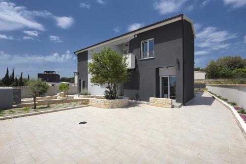 Villa mit privatem Pool, eigener Crossfit-Halle, Billard, Premantura (Foto 2)