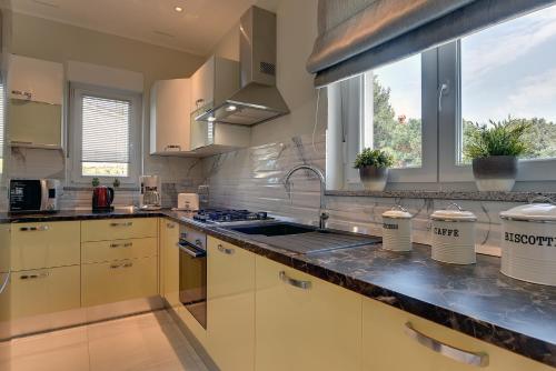 Villa mit privatem Pool, eigener Crossfit-Halle, Billard, Premantura (Foto 5)