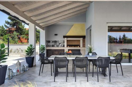 Villa mit privatem Pool, eigener Crossfit-Halle, Billard, Premantura (Foto 6)