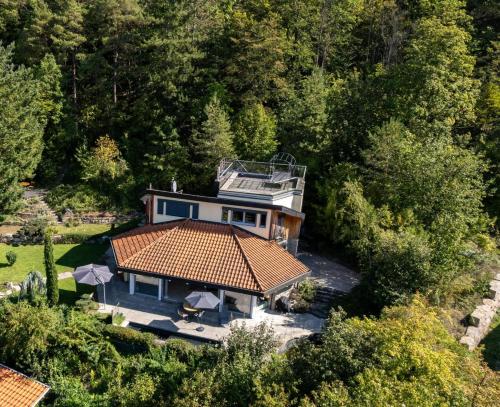 Ferienhaus hoch über dem Taubertal mit fantastischem Weitblick, Dachterrasse, 2000m2 großem Grundstück und Kamin