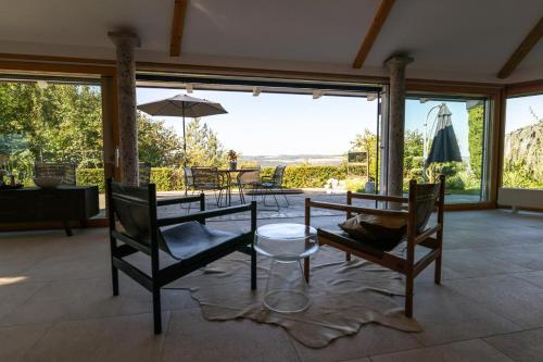 Ferienhaus hoch über dem Taubertal mit fantastischem Weitblick, Dachterrasse, 2000m2 großem Grundstück und Kamin