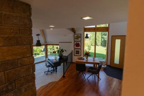 Ferienhaus hoch über dem Taubertal mit fantastischem Weitblick, Dachterrasse, 2000m2 großem Grundstück und Kamin