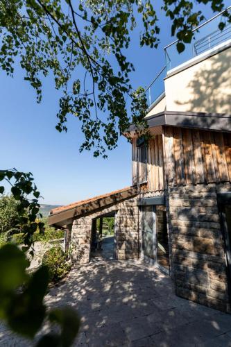 Ferienhaus hoch über dem Taubertal mit fantastischem Weitblick, Dachterrasse, 2000m2 großem Grundstück und Kamin