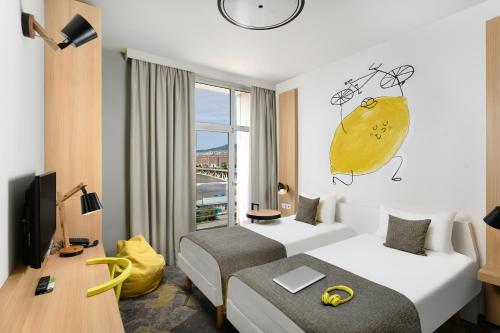 Design Room with Two Single Beds image 5