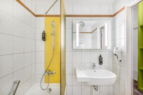 Standard Double Room image 2