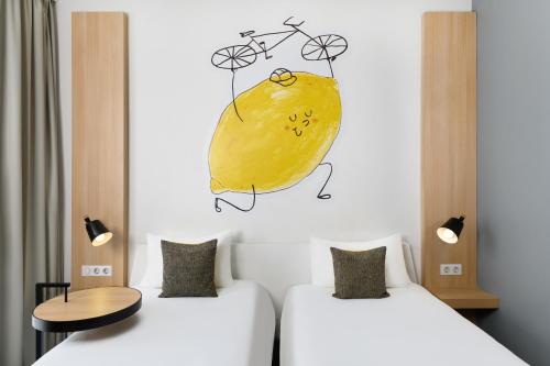Design Room with Two Single Beds image 2