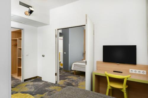 family room with one double and one single bed image 4
