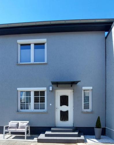 NEU! Kleinstadtferienhaus Grimmen in 格里門
