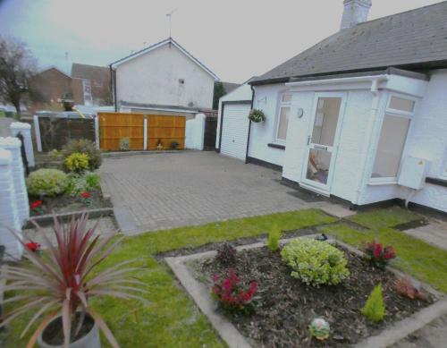 4 bedroom Bungalow - Slades Green