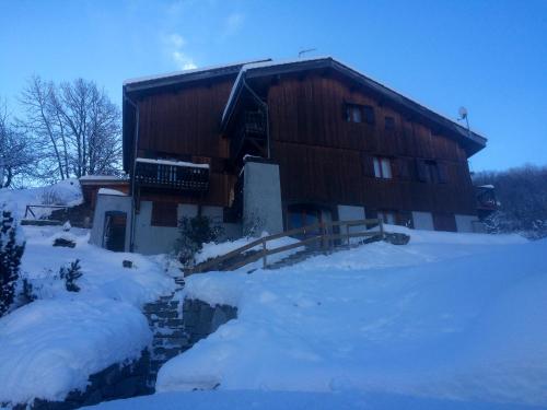 Chalet de 2 chambres avec terrasse amenagee a Courchevel a 6 km des pistes