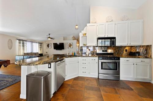 Ultimate Vacation: A Luxurious Oasis with a Pool! in Boulder City