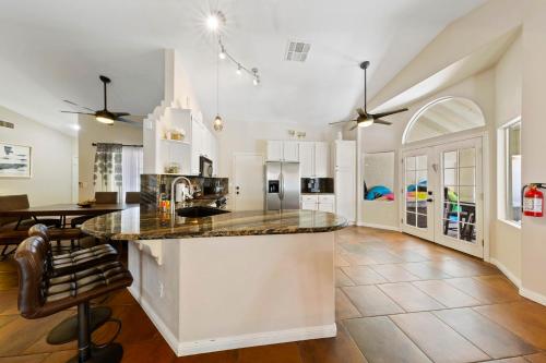 Kjøkken, Ultimate Vacation: A Luxurious Oasis with a Pool! in Boulder City