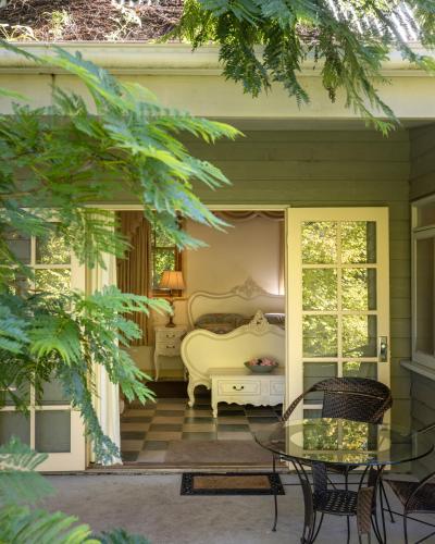 ระเบียง/ชานเรือน, River cottage in ทิลบาทิลบา