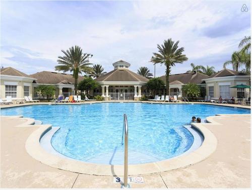 3 Bedroom Resort Style Condo, 3 Miles to Disney! in Kissimmee, USA