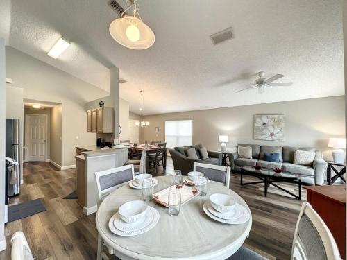 Four Bed Three Bath in a gated community with pool - image 3
