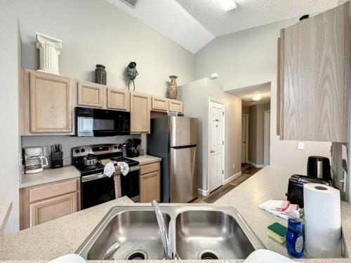 Four Bed Three Bath in a gated community with pool - image 9