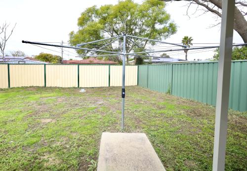 26 Simple Family Home Mirrabooka Sleeps 5 - SUPERHOG VERIFICATION REQUIRED