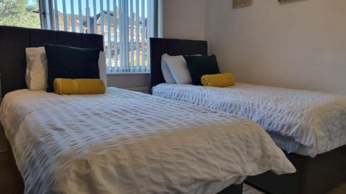 B43 Cosy Home - Contractor-Family Stays Near Bhm City-Off Road Parking Free Wi-fi