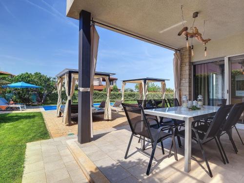 شرفة/ تراس, Holiday Home in Novigrad with Pool near Beach in Buzinija