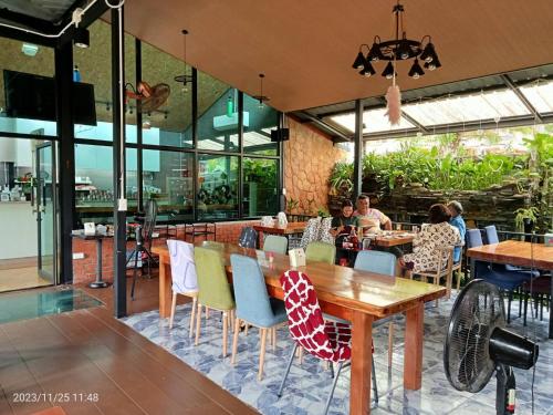 Restaurant, บีฮายฮิลล์ รีสอร์ต in Khuan Kalong
