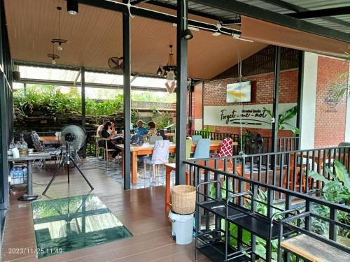 Restaurant, บีฮายฮิลล์ รีสอร์ต in Khuan Kalong