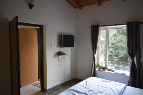 ParoHomeStays with 3 Beds and 2 Rooms
