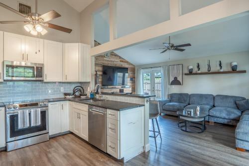 Konyha, Royal Equestrian Haven a Luxury Paradise Escape with Pool in Royal Palm Beach (FL)