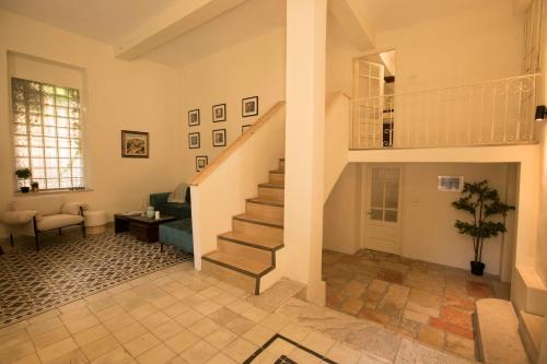 Historic 4-Bedroom Gem with Private Garden, Steps from Old City & Mamila Complex