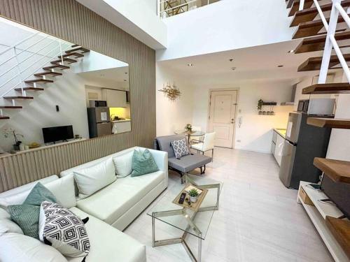 Elite Makati Loft: Infinity pool