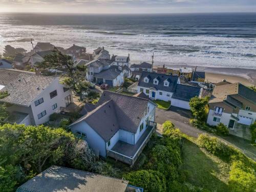 Lincoln City Beach House - image 14