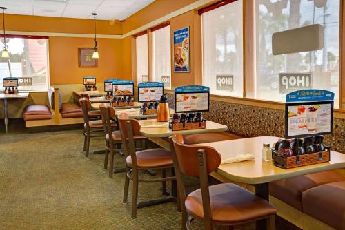 Restaurant, Days Inn by Wyndham St. Augustine I-95/Outlet Mall in St. Augustine (FL)