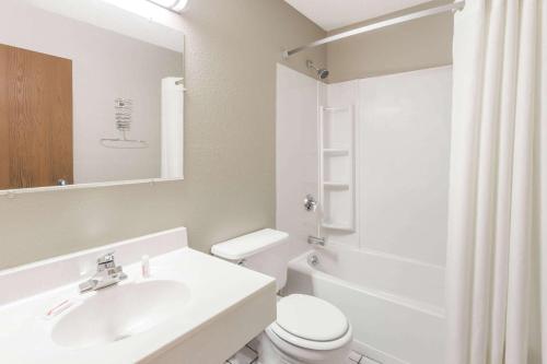Super 8 by Wyndham Kenosha/Pleasant Prairie in Pleasant Prairie, USA