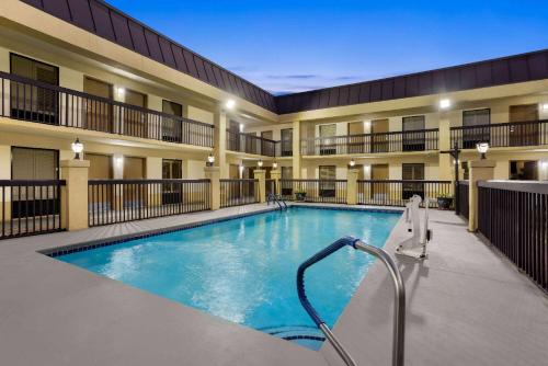 游泳池, 格里芬貝蒙特套房酒店 (Baymont by Wyndham Griffin) in 格里芬 (GA)