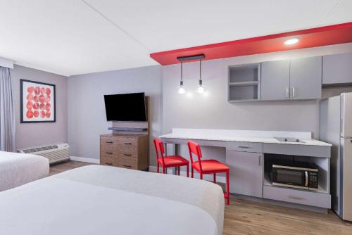 Hawthorn Extended Stay by Wyndham Wichita Airport - image 5