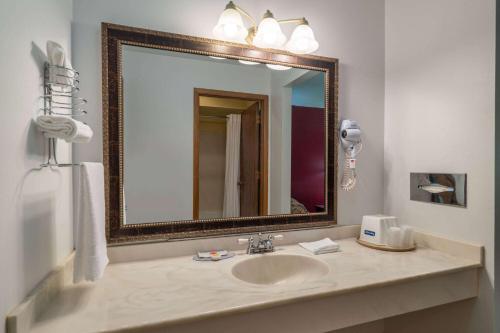 Econo Lodge Merrill - image 12