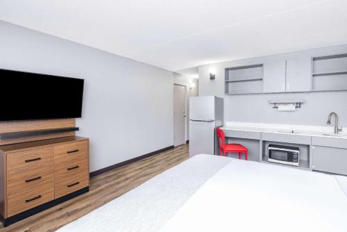 Hawthorn Extended Stay by Wyndham Wichita Airport - image 13