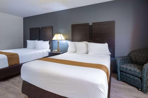 Econo Lodge Merrill - image 14