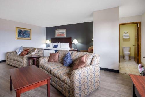 Econo Lodge Merrill - image 6