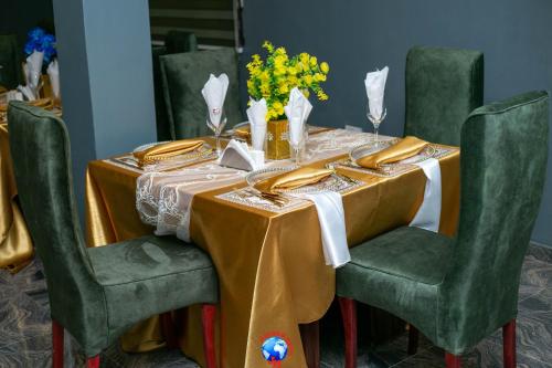 Restaurant, JEVENOM HOTEL in Olowora