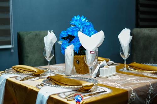 Restaurant, JEVENOM HOTEL in Olowora