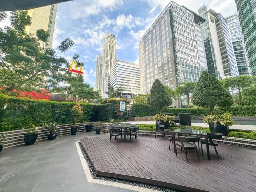 Vibrant Oasis with the best view + Fast WiFi, Manila (photo 3)