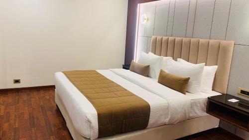 Executive Suite image 6