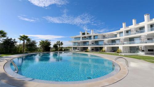 Lake24 CD256- CleverDetails, 3 bedroom apartment, sleeps 6, near to Falesia Beach and the Marina