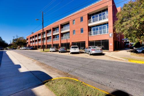 Tuscaloosa Condo Steps to Bryant-Denny Stadium!